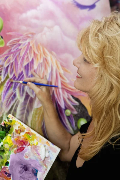 Pittura artista femminile con — Foto Stock
