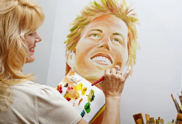 Mujer de cincuenta años pintando — Foto de Stock