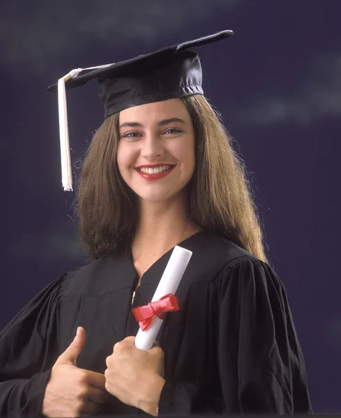 Kvinnliga högskoleexamen — Stockfoto