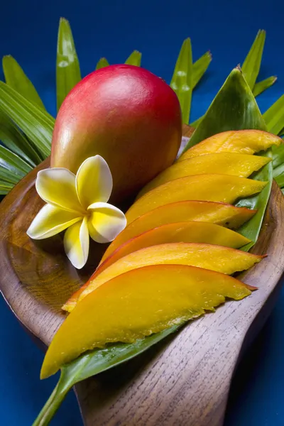 Mango-Frucht in Scheiben geschnitten und ganz — Stockfoto