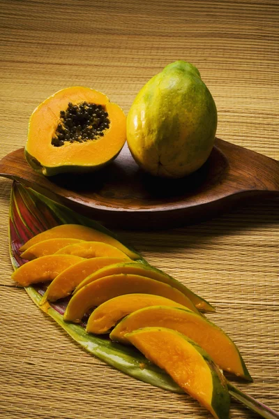Pokrojona papaja — Zdjęcie stockowe