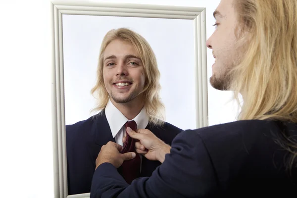 Jeune homme dans un miroir — Photo