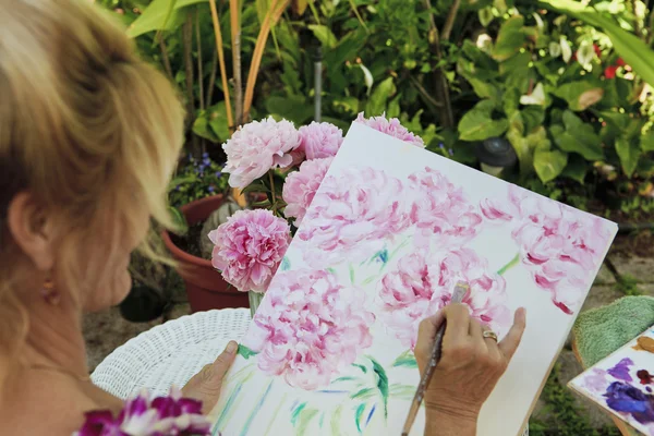Artysta malarstwo kwiaty — Zdjęcie stockowe