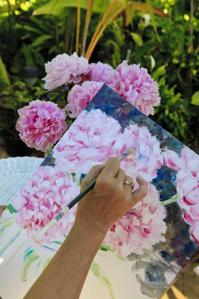 Konstnär måla blommor — Stockfoto