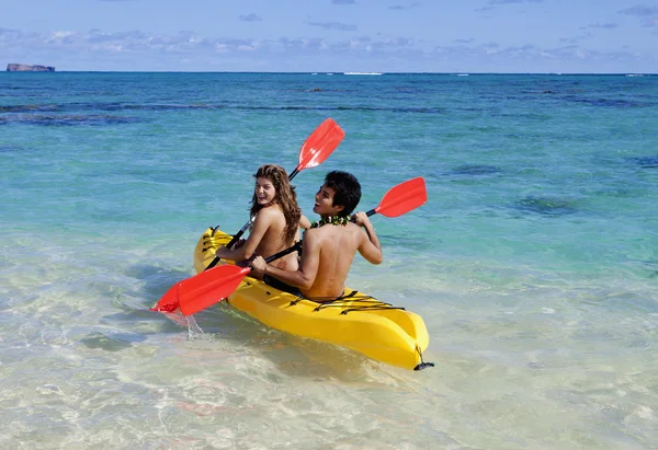 Couple in hawaii paddling a kayak — Stok fotoğraf