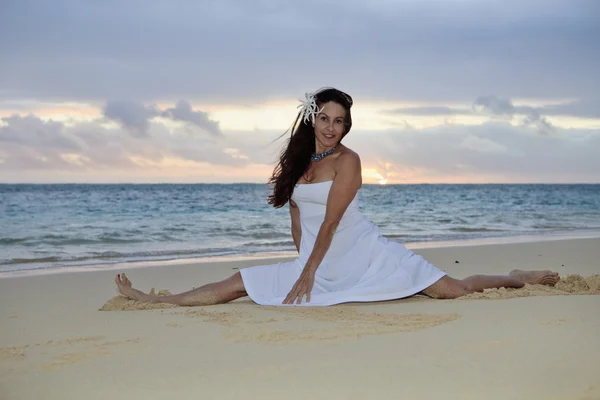 Vierzigjährige Frau am Strand — Stockfoto