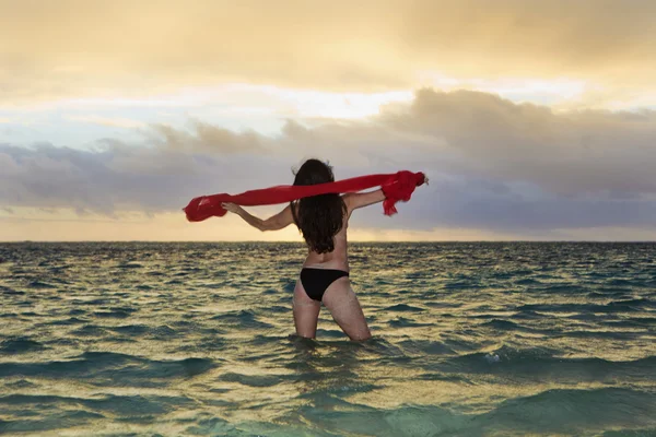 40-летняя женщина в океане — стоковое фото