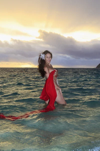 40-jährige Frau im Ozean — Stockfoto