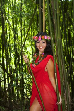 Bambu ormanında Polinezya kadının