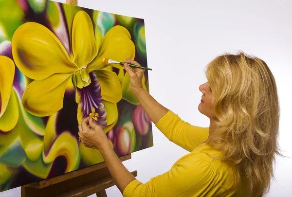 Artista femenina pintando orquídeas de dendrobio — Foto de Stock