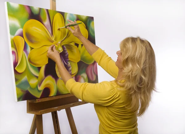 Artista femenina pintando orquídeas de dendrobio — Foto de Stock