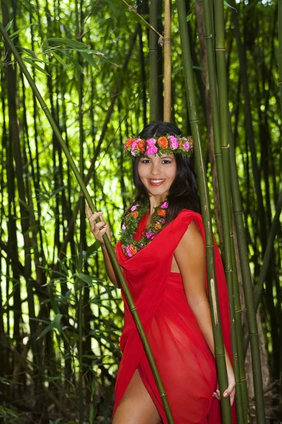 Polynesische vrouw in een bamboebos — Stockfoto