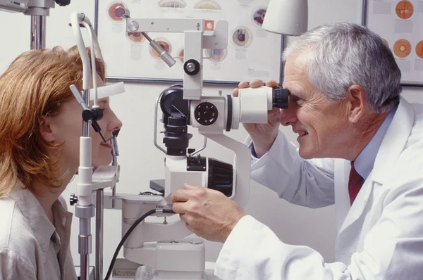 Optometrist με ασθενή — Φωτογραφία Αρχείου