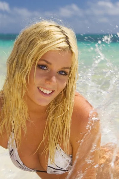Schöne junge Frau mit einer Welle, die spritzt — Stockfoto
