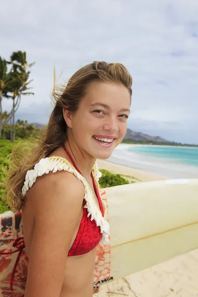 Menina adolescente bonita com sua prancha de surf — Fotografia de Stock