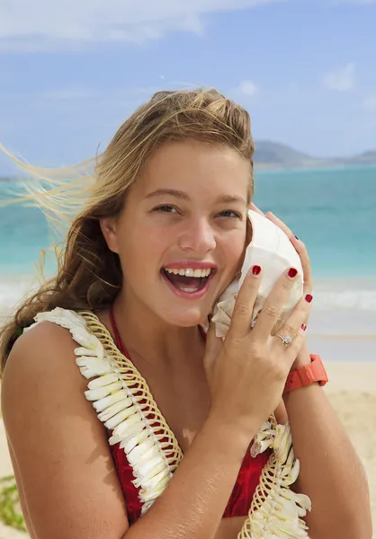 Hübsches Teenager-Mädchen hört einer Muschel zu — Stockfoto