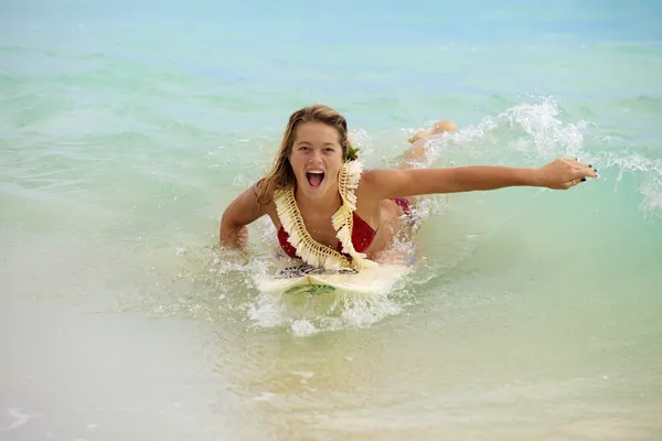 Menina no oceano com sua prancha de surf — Fotografia de Stock