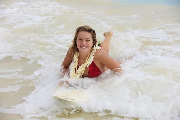 Chica en el océano con su tabla de surf — Foto de Stock