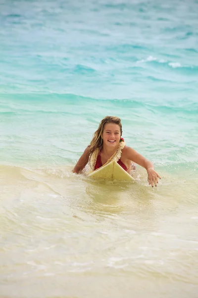 Chica en el océano con su tabla de surf —  Fotos de Stock