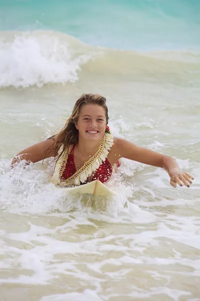 Dívka v oceánu s její Surf — Stock fotografie