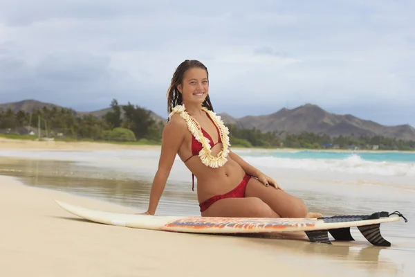 Menina adolescente bonita com sua prancha de surf — Fotografia de Stock