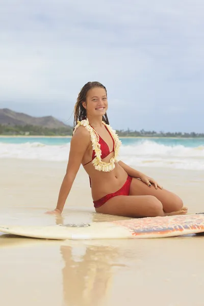 Pretty teenage girl with her surfboard — Stock Photo, Image