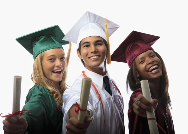 Tři absolventi v čepici a šaty — Stock fotografie