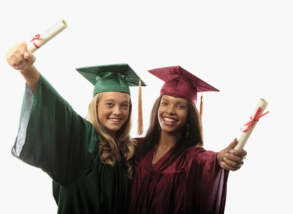 Duas mulheres graduadas em boné e vestido — Fotografia de Stock