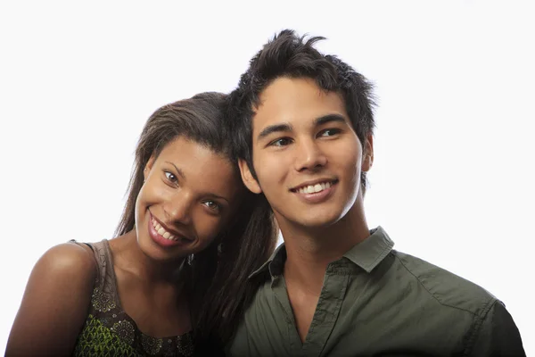 Porträt eines jungen gemischten Paares — Stockfoto
