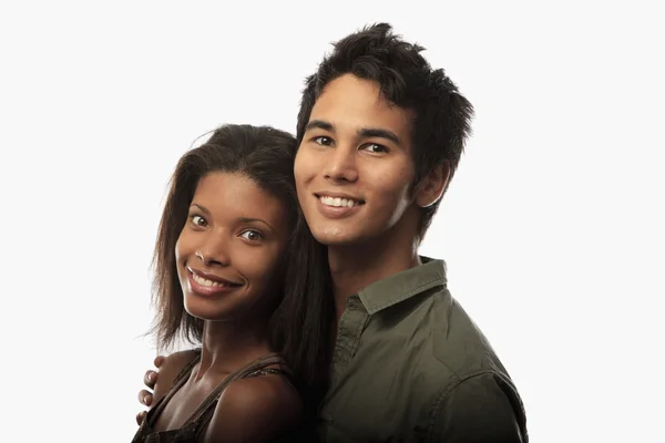 Retrato de um jovem casal misto — Fotografia de Stock