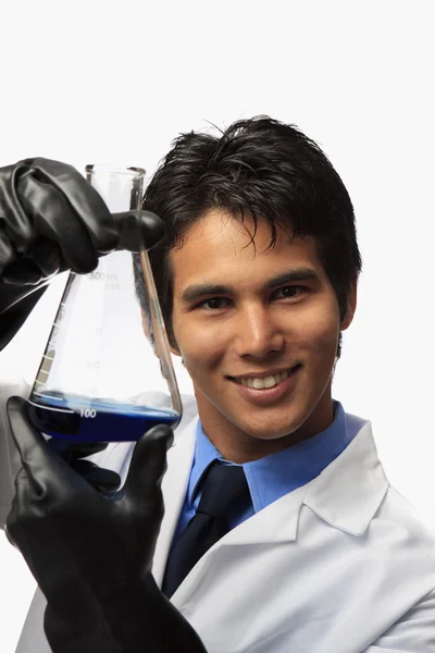Técnico de laboratório segurando um frasco — Fotografia de Stock