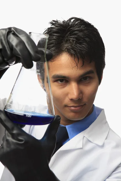 Laboratorní technik drží baňky — Stock fotografie