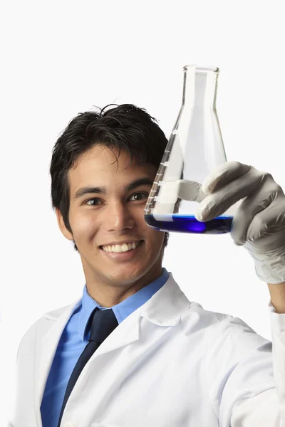 Laboratorní technik drží baňky — Stock fotografie