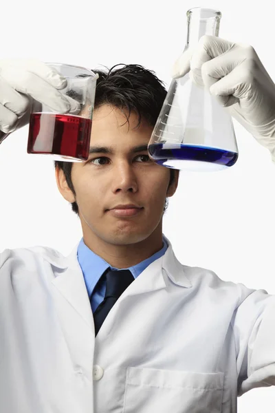 Técnico con vaso de precipitados y frasco — Foto de Stock