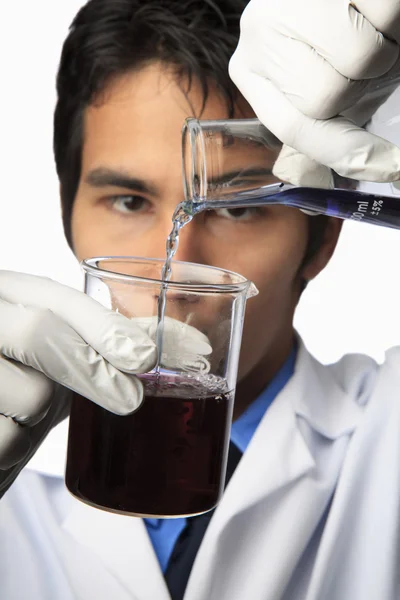 Técnico de laboratório com copo e frasco — Fotografia de Stock