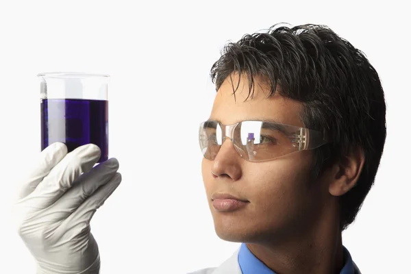 Técnico de laboratorio sosteniendo un vaso de precipitados —  Fotos de Stock