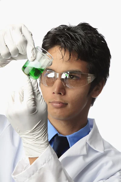 Laboratorní technik drží kádinky — Stock fotografie