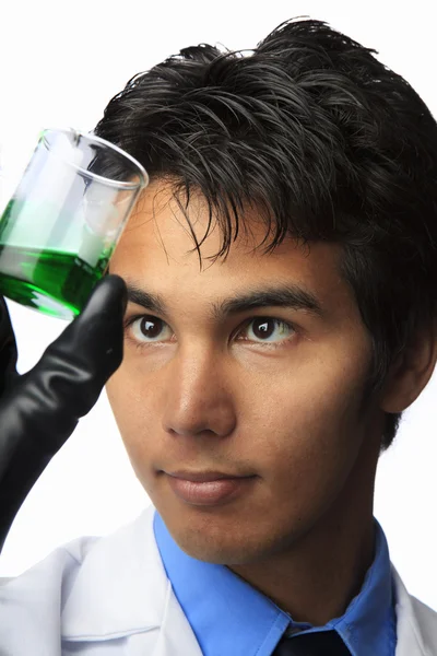 Técnico de laboratório segurando um copo — Fotografia de Stock