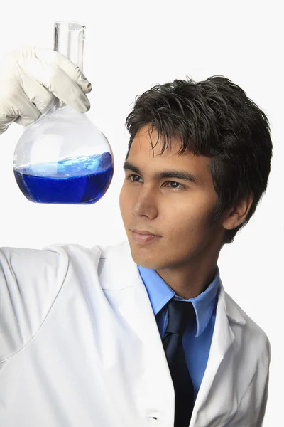 Labortechniker in der Hand einer Flasche — Stockfoto