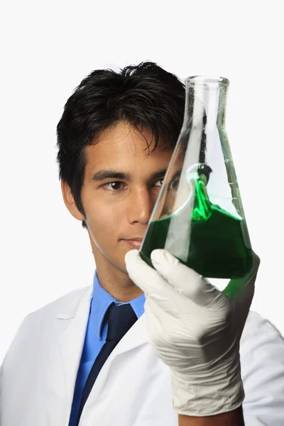 Labortechniker in der Hand einer Flasche — Stockfoto