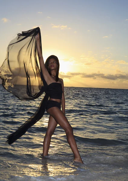 Μαύρο θηλυκό χορευτής στέκεται στον ωκεανό — Φωτογραφία Αρχείου