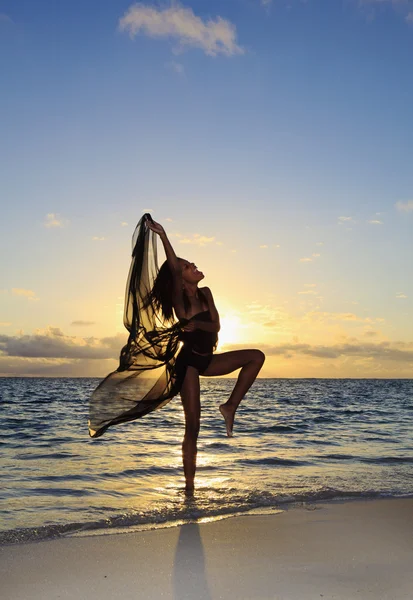 Schwarze Tänzerin steht im Ozean — Stockfoto