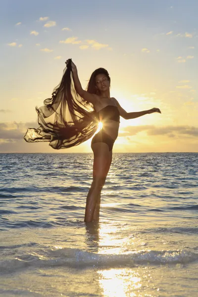 Svarta kvinnliga dansare står i havet — Stockfoto