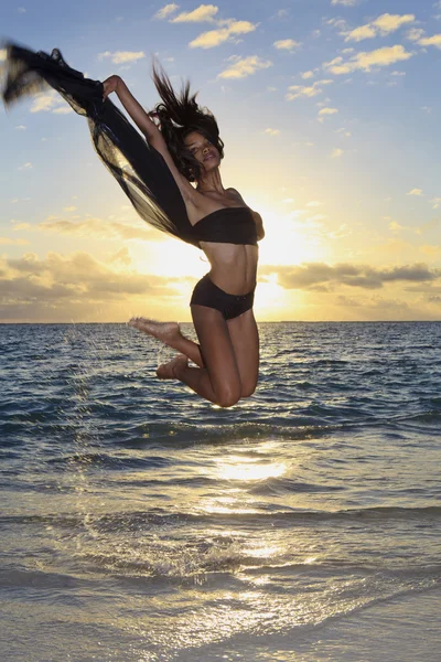 Czarny tancerz kobiece skacząc w powietrzu — Zdjęcie stockowe
