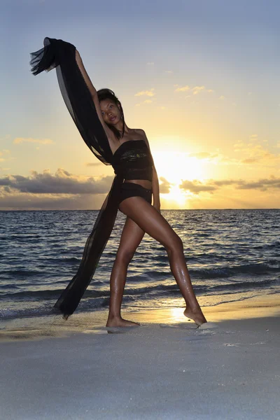 바다 곁에 서 있는 흑인 여성 댄서 — 스톡 사진