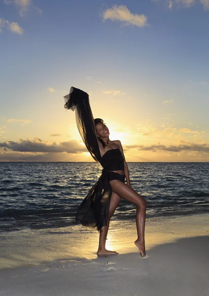 Danseuse noire debout au bord de l'océan — Photo