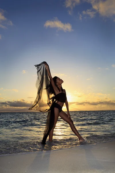 Černá samice tanečník stojící u moře — Stock fotografie