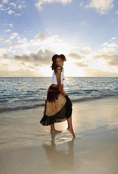 Vacker svart kvinna på strand — Stockfoto