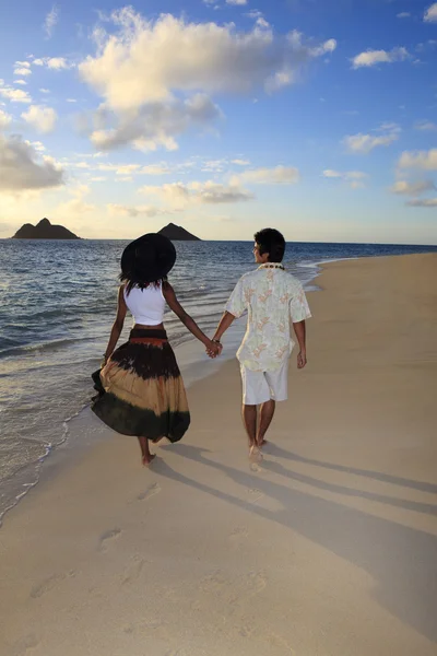 Blandad ungt par promenad på stranden — Stockfoto