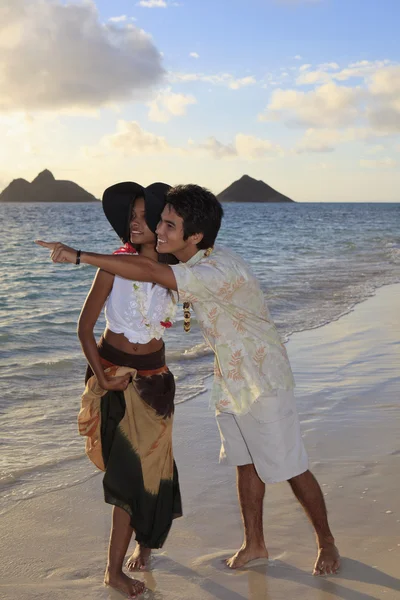 Mladé smíšené rasy pár na pláži — Stock fotografie